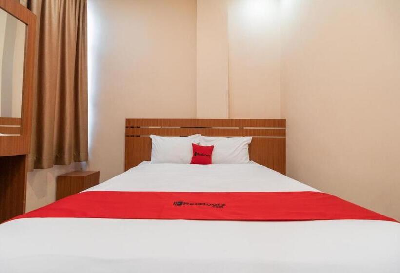 Economy Room, Reddoorz Syariah Near Rs Mata Padang