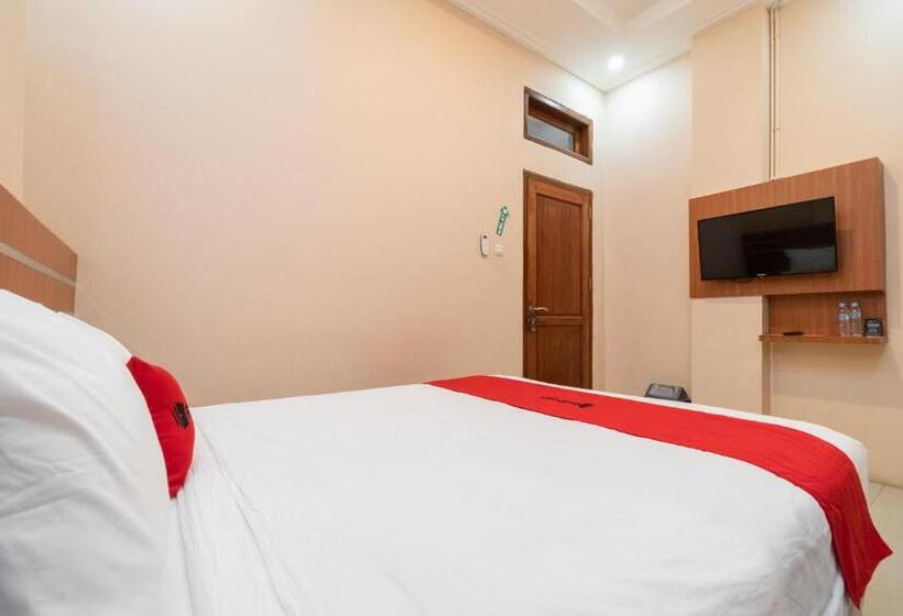 Economy Room, Reddoorz Syariah Near Rs Mata Padang