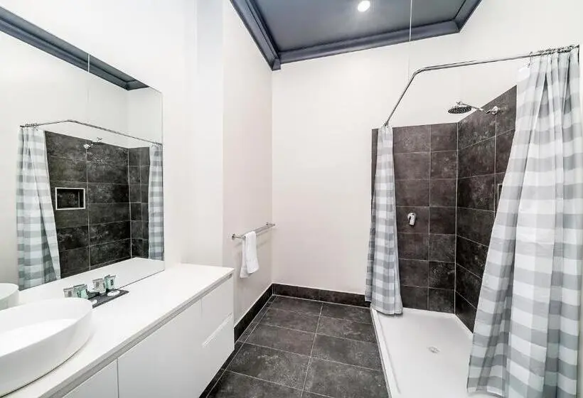 استودیو خانوادگی, Romano S Hotel & Suites Wagga Wagga