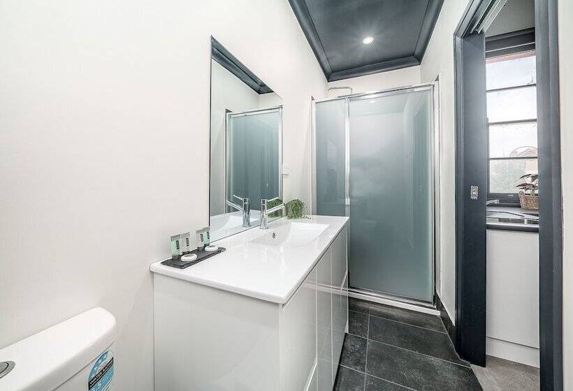 استودیو خانوادگی, Romano S Hotel & Suites Wagga Wagga