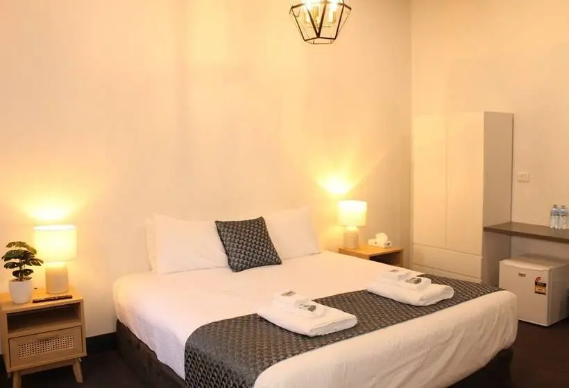 استودیو خانوادگی, Romano S Hotel & Suites Wagga Wagga