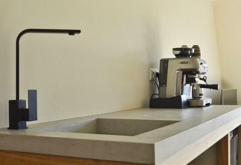 מיטת קינג בסוויטה, Van Heeckeren Apartments & Suites Nes