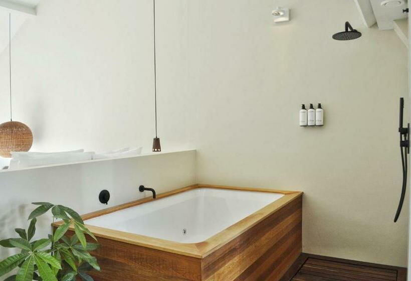 מיטת קינג בסוויטה, Van Heeckeren Apartments & Suites Nes