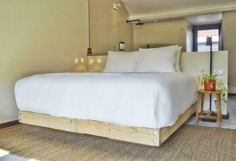 מיטת קינג בסוויטה, Van Heeckeren Apartments & Suites Nes