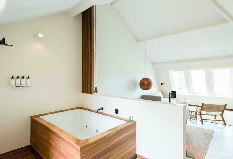 מיטת קינג בסוויטה, Van Heeckeren Apartments & Suites Nes