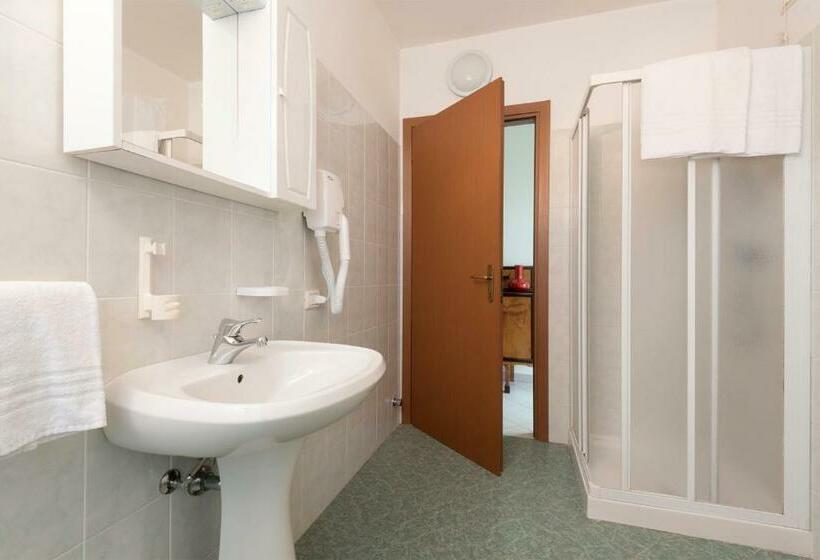 חדר לארבעה סטנדרטי עם מרפסת, Agriturismo Al Motto