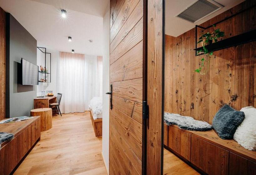 اتاق استاندارد یک نفره, Johan