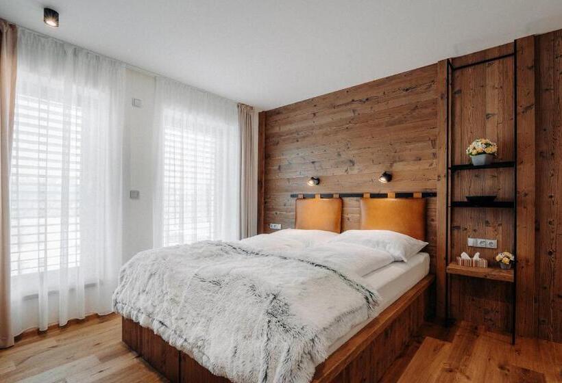 اتاق لوکس, Johan