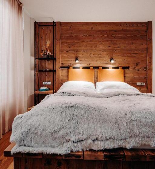 اتاق لوکس, Johan