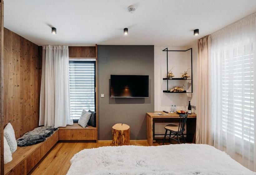 اتاق لوکس, Johan