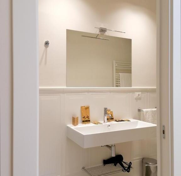 اتاق لوکس با تخت بزرگ, Palazzo Cortesi