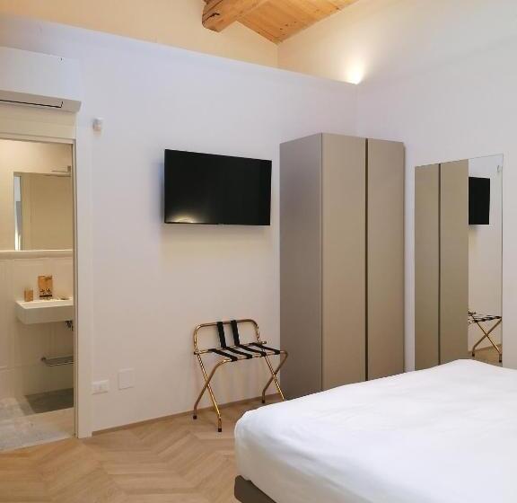 اتاق لوکس با تخت بزرگ, Palazzo Cortesi