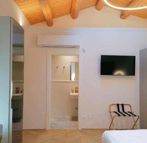 اتاق لوکس با تخت بزرگ, Palazzo Cortesi