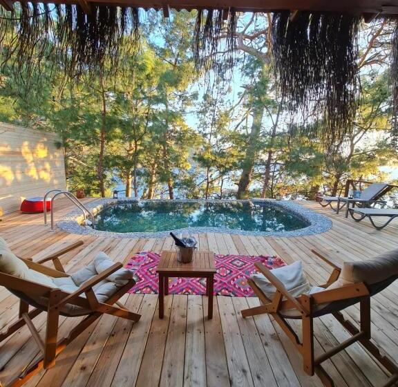 סוויטה עם בריכה, La Boheme Kabak