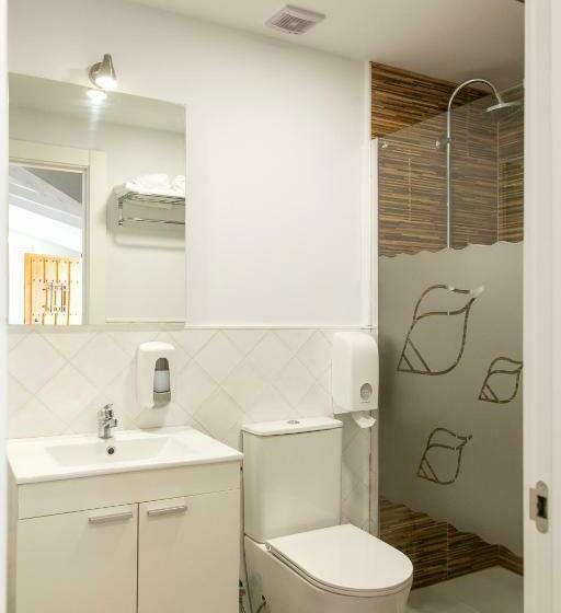 标准三人间, La Caracola Suances