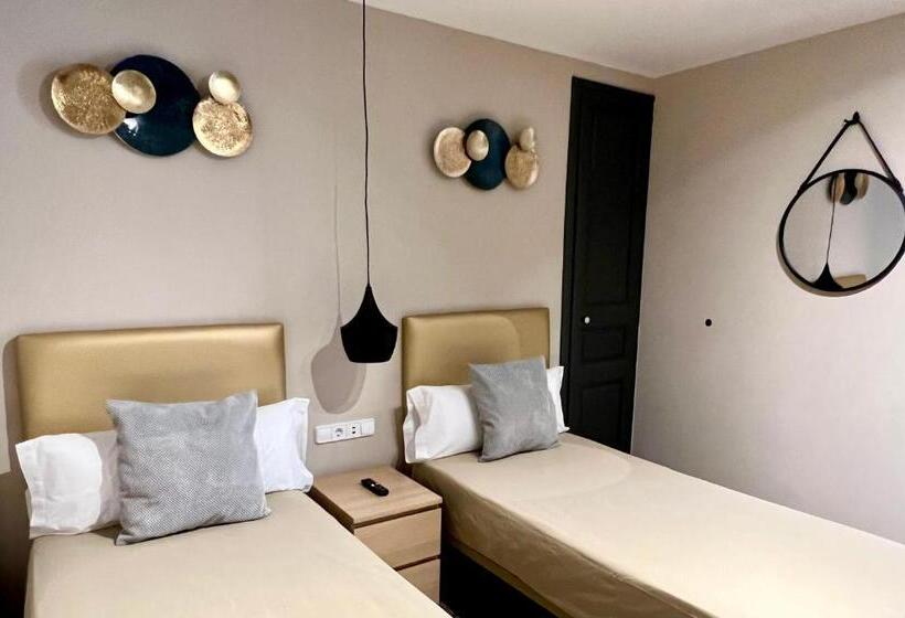 バルコニー付スタンダード４ベッドルーム, Hostal La Canonja