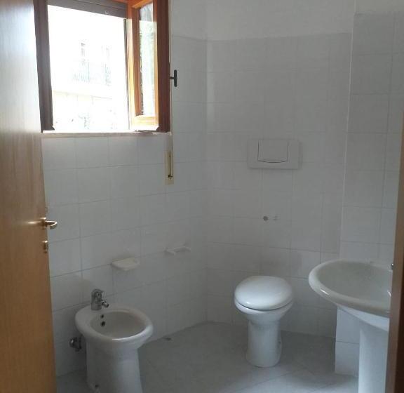 חדר סטנדרט יחיד, Room In Bb   Spacious Triple Room A Stones Throw From The Sea