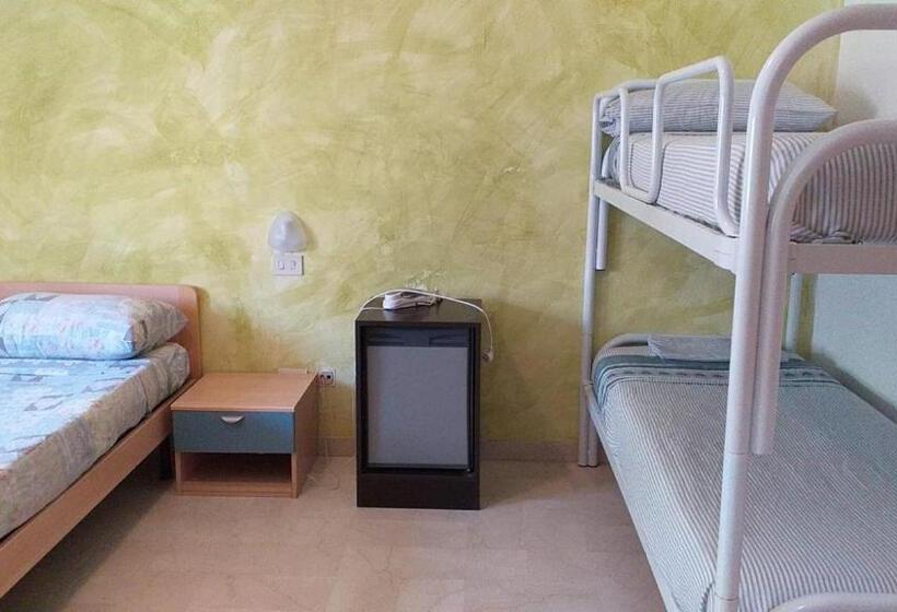 חדר סטנדרט יחיד, Room In Bb   Spacious Triple Room A Stones Throw From The Sea