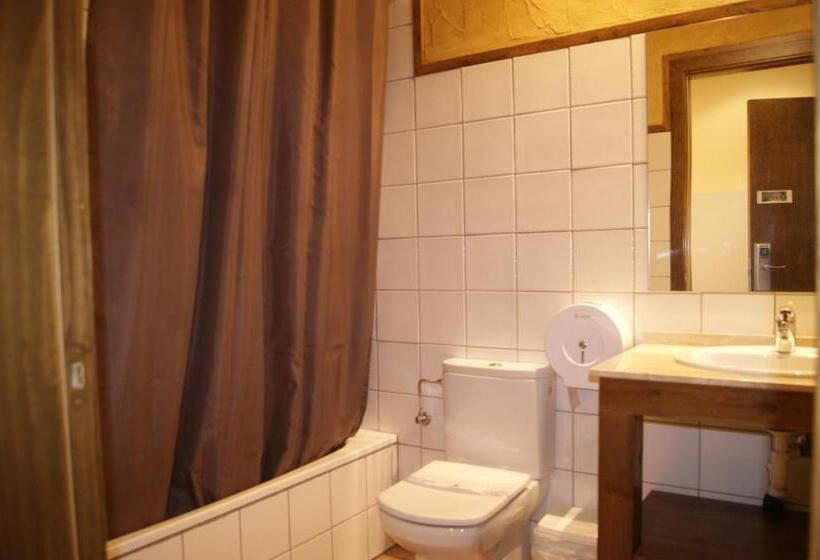 غرفة كلاسيكية ثلاثية, Familiar Baga