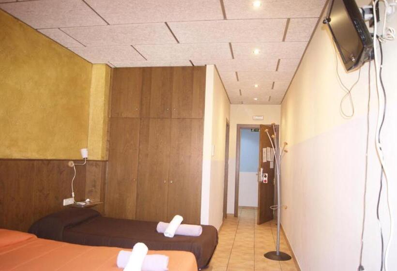 غرفة كلاسيكية ثلاثية, Familiar Baga