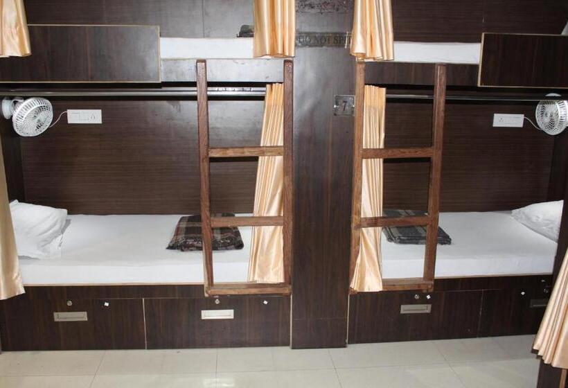 Vuode Makuusalissa, Paradise Ac Dormitory
