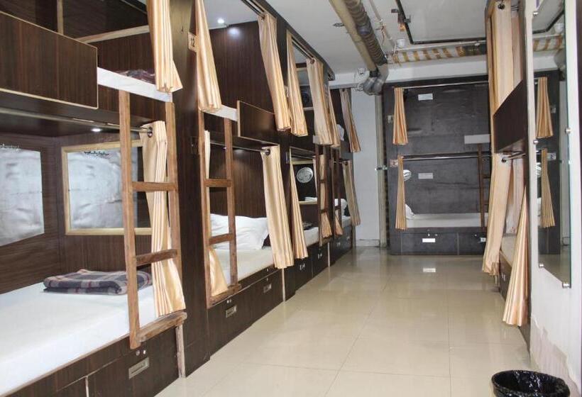 Vuode Makuusalissa, Paradise Ac Dormitory