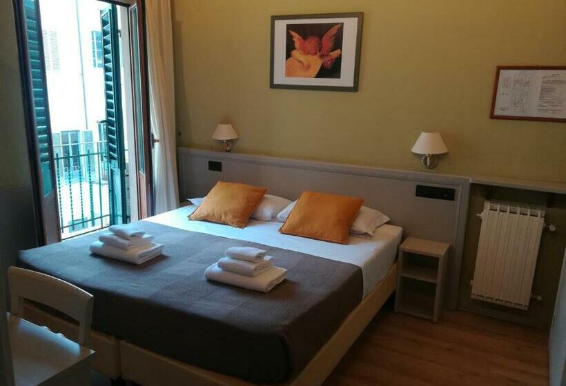 اتاق اکونومی, Camilla Firenze