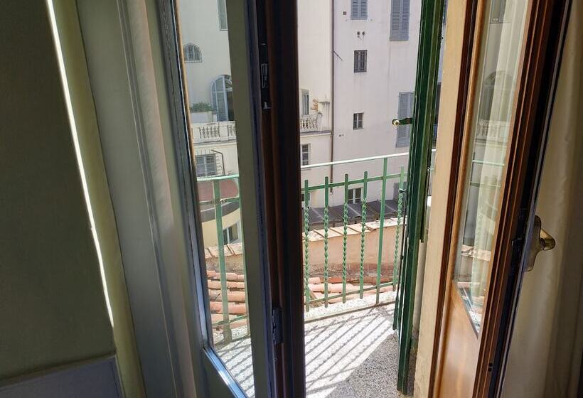 اتاق اکونومی, Camilla Firenze