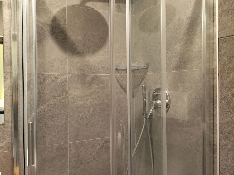 اتاق اکونومی, Camilla Firenze