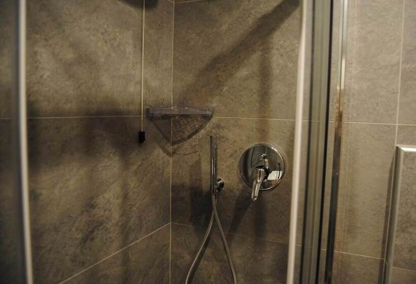 اتاق اکونومی, Camilla Firenze