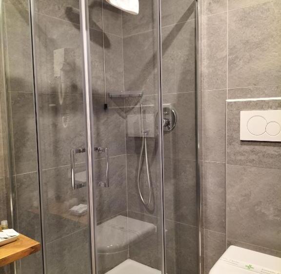 اتاق کلاسیک سه تخته, Camilla Firenze