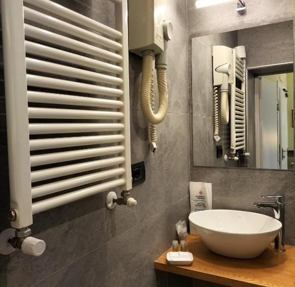 اتاق اکونومی, Camilla Firenze