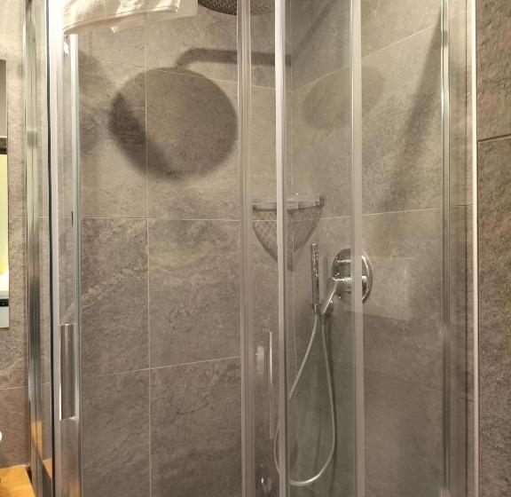 اتاق اکونومی, Camilla Firenze