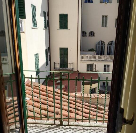 اتاق اکونومی, Camilla Firenze