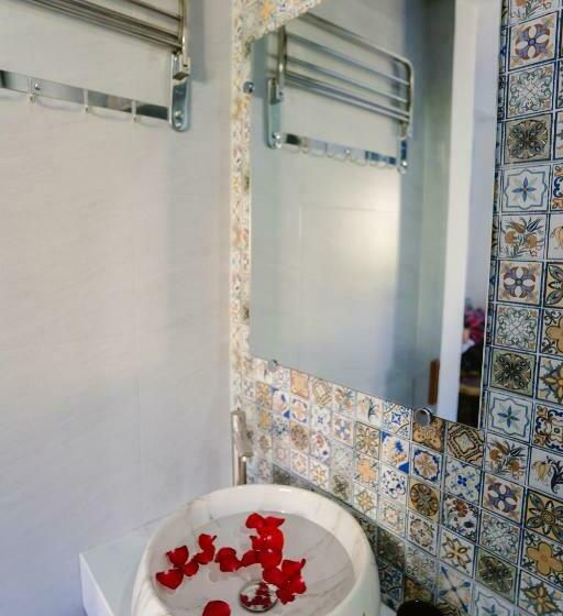 اتاق لوکس, New World