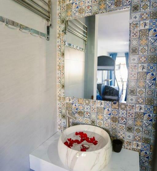 اتاق لوکس, New World