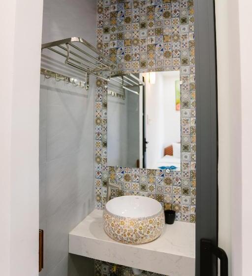 اتاق لوکس سه تخته, New World