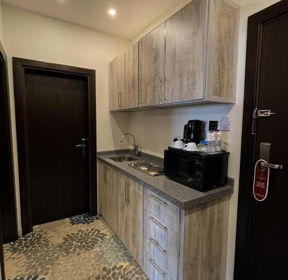 סוויטת ג'וניור, Azard