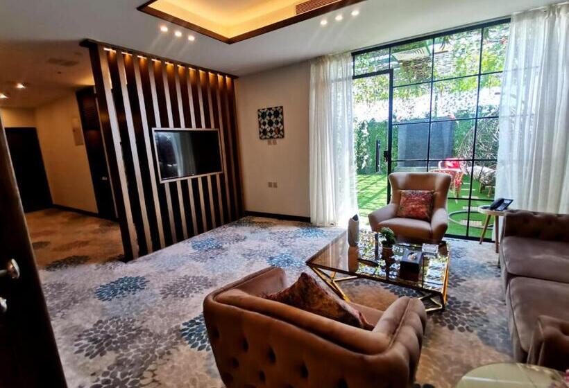 סוויטה עם טרסה, Azard