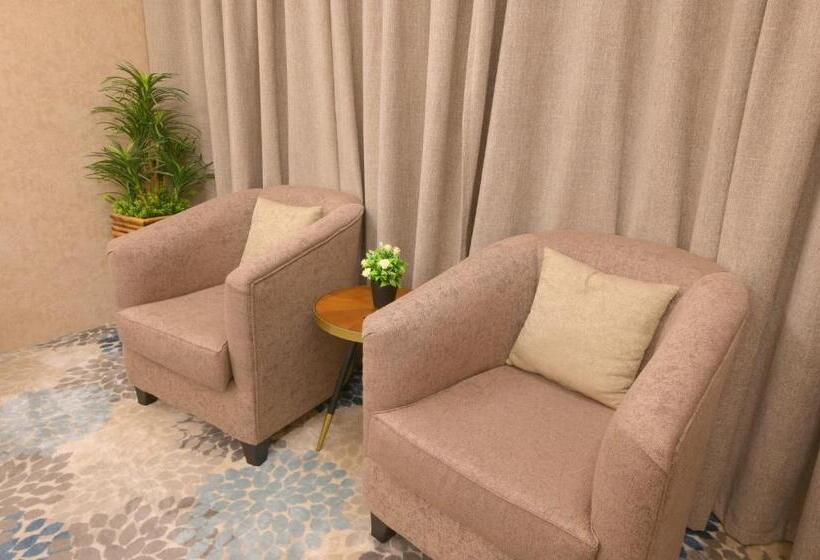 חדר דחוקס עם מיטת קינג, Azard