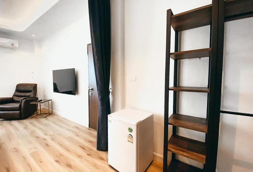 חדר דחוקס עם מיטת קינג, Play Poshtel & Cafe