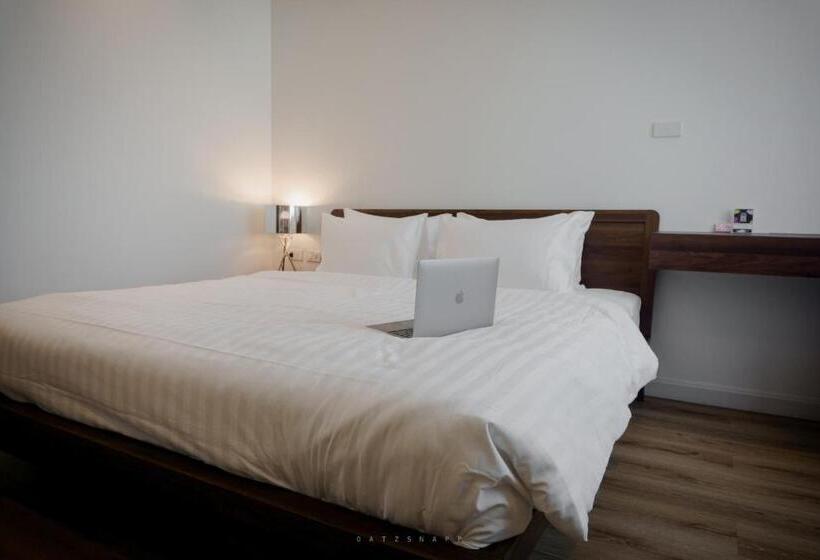 חדר דחוקס עם מיטת קינג, Play Poshtel & Cafe