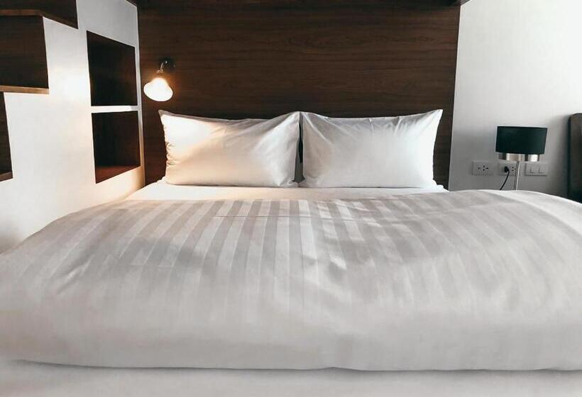 סוויטת ג'וניור משפחתית, Play Poshtel & Cafe