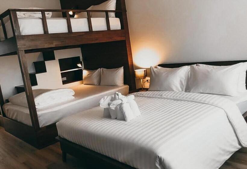 סוויטת ג'וניור משפחתית, Play Poshtel & Cafe