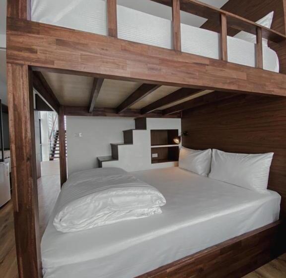 סוויטת ג'וניור משפחתית, Play Poshtel & Cafe