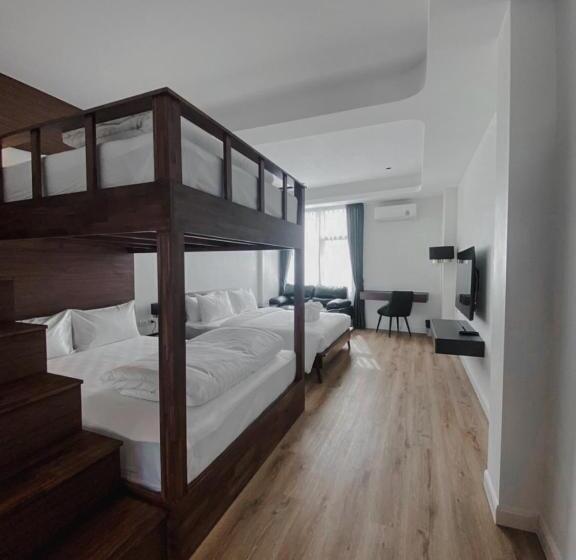 סוויטת ג'וניור משפחתית, Play Poshtel & Cafe