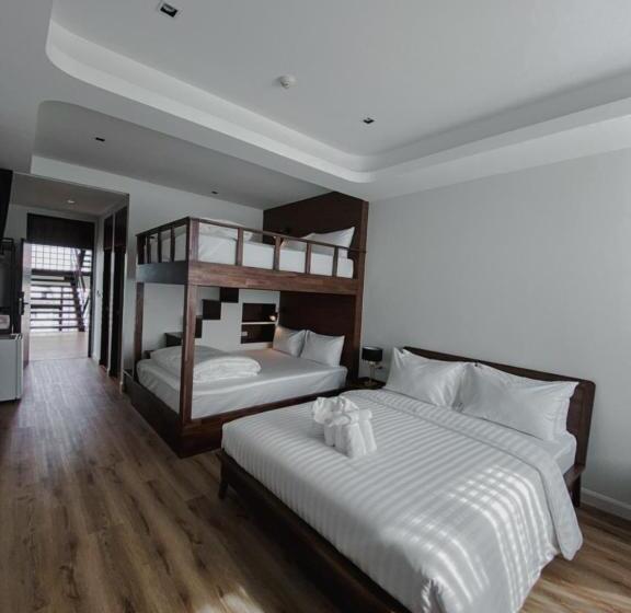 סוויטת ג'וניור משפחתית, Play Poshtel & Cafe