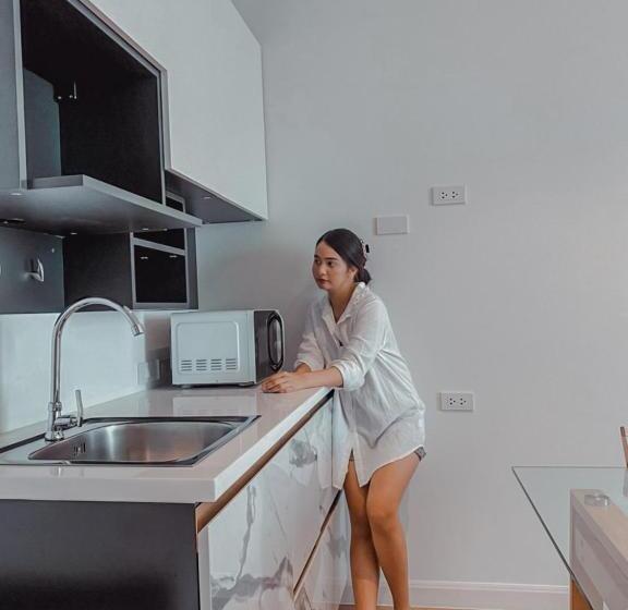 סוויטה אקזקיוטיב, Play Poshtel & Cafe