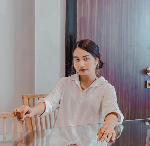 סוויטה אקזקיוטיב, Play Poshtel & Cafe