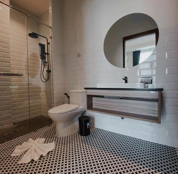 סוויטה אקזקיוטיב, Play Poshtel & Cafe